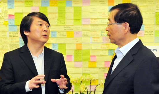 2012년 9월13일 안철수 당시 서울대 융합과학기술대학원장이 서울시청을 방문, 박원순 시장과 이야기를 나누고 있다. [이미지출처=연합뉴스]