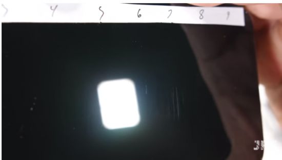 아이폰12 프로의 액정 긁힘을 테스트하는 모습. 강도 6단계부터 긁힘 흔적이 남았다.(출처=유튜브 제리릭에브리씽)