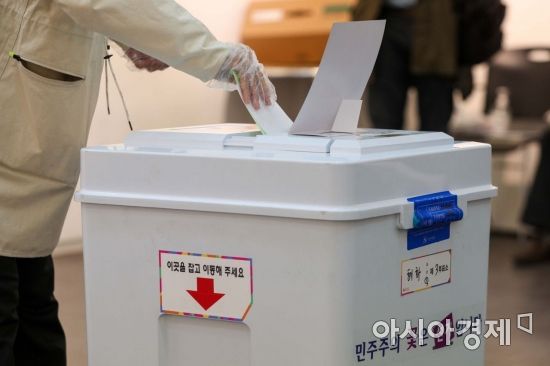 제21대 국회의원선거일인 15일 서울 종로구 혜화아트센터에 마련된 투표소에서 유권자들이 투표하고 있다./강진형 기자aymsdream@