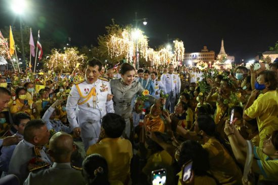 마하 와치랄롱꼰(가운데 왼쪽) 태국 국왕이 1일(현지시간) 수도 방콕의 왕궁 내에서 불교 행사를 마친 뒤 수티다 왕비와 함께 왕궁 밖으로 나와 왕실 지지자들에게 인사하고 있다. <사진=AFP연합>