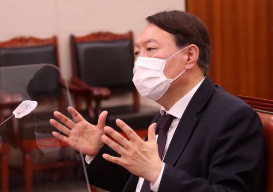 윤석열 검찰총장이 지난달 22일 서울 여의도 국회에서 열린 법제사법위원회의 대검찰청에 대한 국정감사에서 의원 질의에 답변하고 있다. / 사진=연합뉴스