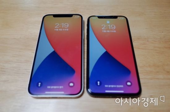 아이폰12(오른쪽)와 아이폰X. 아이폰12는 6,1인치로 아이폰X(5.8인치)에 비해 크지만 두께는 아이폰12가 7.4mm로 0.3mm 얇다.