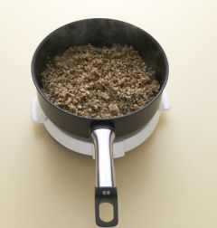 3. 마늘향이 나면 버섯을 넣어 볶다가 간장을 넣고 소금으로 간을 한 후 실파를 넣는다.