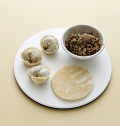 4. 만두피에 소를 얹고 원하는 모양으로 빚어 김이 오른 찜기에 쪄서 접시에 담고 초간장을 곁들인다.