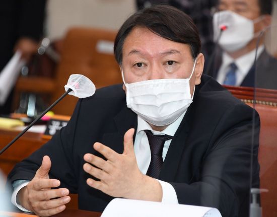 윤석열 검찰총장이 지난달 22일 오전 서울 여의도 국회 법제사법위원회에서 열린 대검찰청 국정감사에서 답변하고 있다. [이미지출처=연합뉴스]