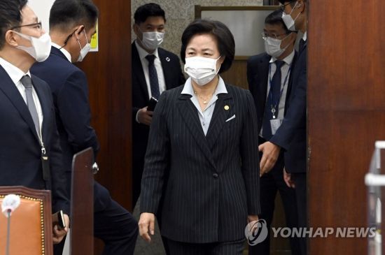 추미애 법무부 장관이 13일 오전 서울 여의도 국회에서 열린 공수처장후보추천위원회 2차회의에 참석하고 있다.  / 사진=연합뉴스