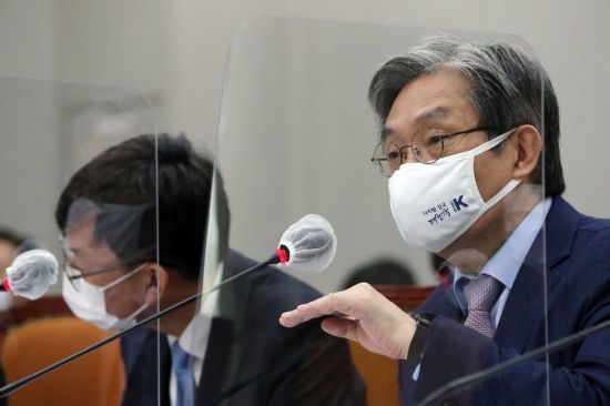 노영민 대통령 비서실장이 13일 국회 운영위원회 전체회의에 출석해 의원 질의에 답변하고 있다. / 사진=연합뉴스