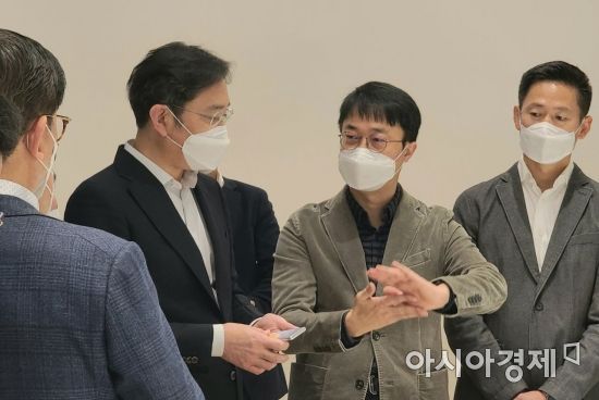 12일 이재용 삼성전자 부회장(왼쪽에서 두번째)이 서초구 우면동 서울R&D캠퍼스에서 디자인 전략회의를 열어 디자인 비전 등을 점검했다. 이 부회장이 차세대 모바일 관련 디자인을 살펴보고 있다.(사진=삼성전자)