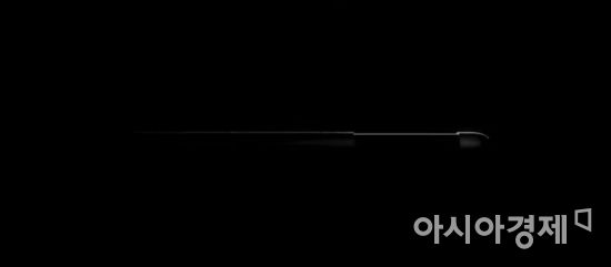 지난 9월 LG 윙 공개 이벤트 말미에 티저 형태로 공개된 LG전자의 롤러블 스마트폰 모습