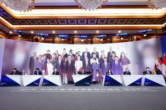 문재인 대통령이 15일 청와대에서 화상으로 열린 세계 최대규모의 자유무역협정(FTA)인 '역내포괄적경제동반자협정(RCEP)' 정상회의에 참석해 있다. 2020.11.15 [이미지출처=연합뉴스]