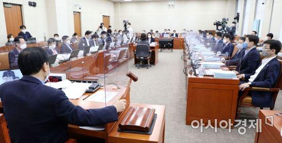윤후덕 국회 기획재정위원장이 21일 국회에서 열린 기획재정위원회 전체회의에 참석, 회의를 주재하고 있다./윤동주 기자 doso7@