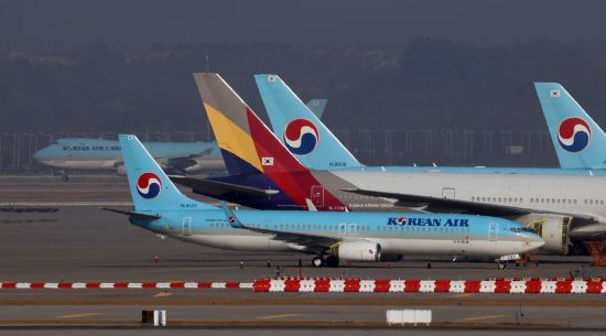 인천국제공항 계류장에 서있는 대한항공과 아시아나항공 항공기들 [이미지출처=연합뉴스]