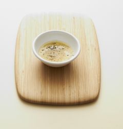 3. 버터를 녹인 다음 설탕, 소금, 다진 마늘, 파슬리 가루를 넣고 섞어 버터 소스를 만든다.