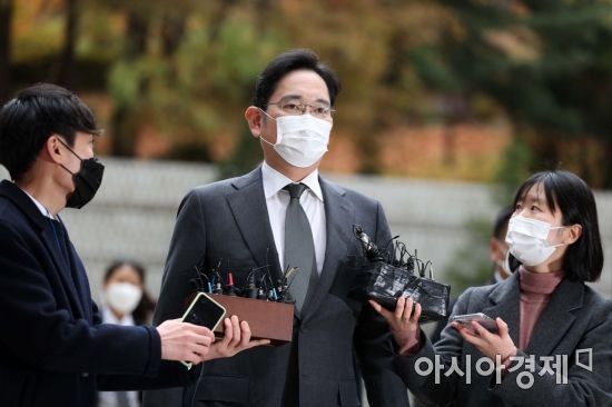 이재용 삼성전자 부회장이 9일 '국정농단' 사건 파기환송심 재판이 열리는 서초동 서울고등법원으로 들어서고 있다. /문호남 기자 munonam@