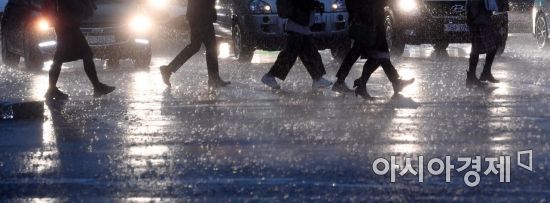 요란한 가을비가 내린 19일 서울 세종대로 인근 거리에서 출근길 시민들이 우산을 쓴 채 발걸음을 재촉하고 있다./김현민 기자 kimhyun81@