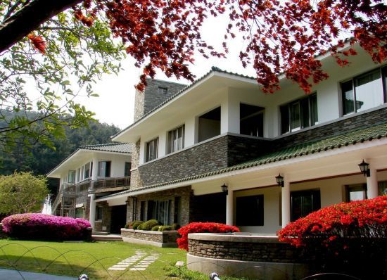 지난 1983년 건설된 청남대는 당시 대통령 별장으로 이용됐으나, 2003년 4월 18일 충북도로 관리권을 이관했다. 이후 관광지로 활용되고 있다. / 사진=연합뉴스