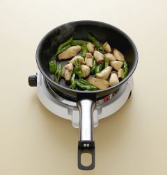 4. 간장과 물엿을 넣고 2분 정도 볶다가 소금과 후춧가루로 간을 한다.