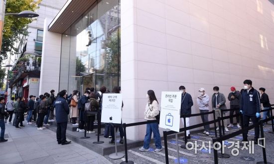 애플의 첫 5G 스마트폰 아이폰12 시리즈가 국내 공식 출시된 10월30일 서울 강남구 가로수길 애플스토어에서 시민들이 제품을 구매하기 위해 줄을 서 있다./김현민 기자 kimhyun81@