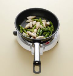 3. 미니 새송이버섯과 꽈리고추를 넣어 중간 불에 2분 정도 볶는다.