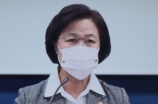 추미애 법무부 장관이 24일 오후 서울 서초구 서울고등검찰청 기자실에서 윤석열 검찰총장 감찰결과와 관련해 징계 청구 및 직무 배제의 이유를 설명하고 있다. / 사진=연합뉴스