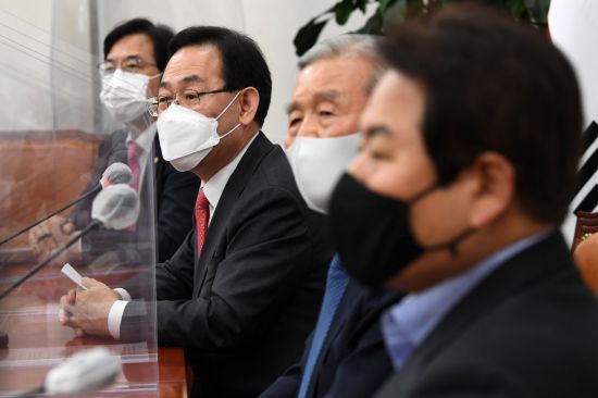 주호영 국민의힘 원내대표가 25일 국회에서 열린 긴급 기자회견에서 추미애 법무부 장관의 윤석열 검찰총장에 대한 징계 청구와 직무배제에 대한 입장을 밝히고 있다. [이미지출처=연합뉴스]