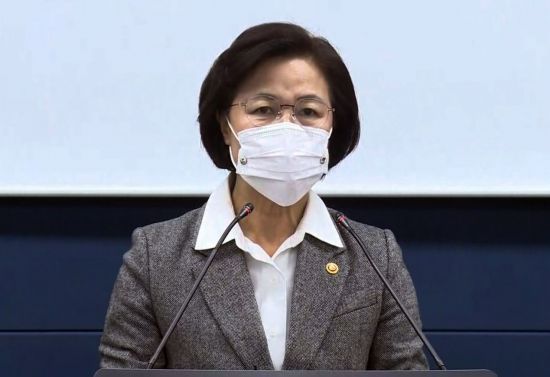 추미애 법무부 장관이 24일 오후 서울 서초구 서울고등검찰청 기자실에서 윤석열 검찰총장 감찰결과와 관련해 징계 청구 및 직무 배제의 이유를 설명하고 있다. 사진=연합뉴스