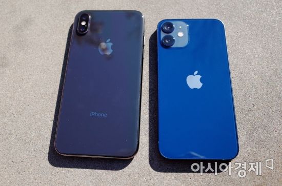 5.8인치 아이폰X 와 5.4인치 아이폰12 미니. 후면 카메라 모듈이 더 커지면서 후면 카메라가 더 도드라져보인다.