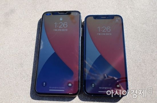 5.8인치 아이폰X와 5.4인치 아이폰12 미니의 노치 디자인이나 베젤  두께는 거의 동일하지만 아이폰12 미니 화면 크기가 더 작아서 베젤이 두껍게 느껴진다.