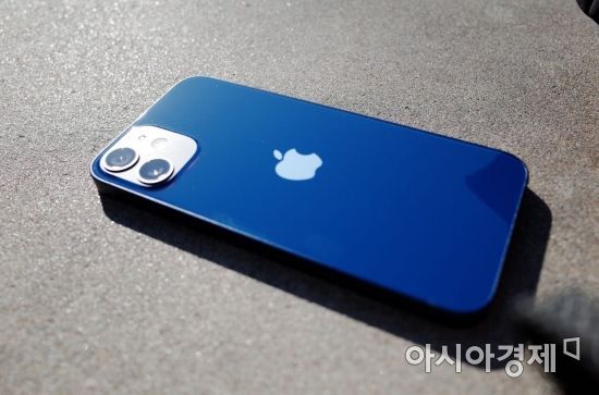 야외에서 촬영한 아이폰12 미니 블루. 측면은 알루미늄, 후면은 유리 소재다. 후면에 지문이 잘 묻어난다.