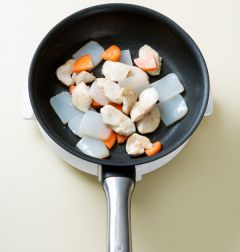 2. 팬에 식용유를 약간만 두르고 닭 가슴살을 넣어 노릇노릇하게 굽다가 곤약과 당근을 넣어 볶는다.