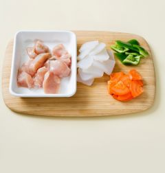 1. 닭 가슴살은 일정한 두께로 먹기 좋은 크기로 썰어 소금과 후춧가루로 간을 한다. 곤약, 당근, 피망은 닭 가슴살과 비슷한 크기로 썬다.