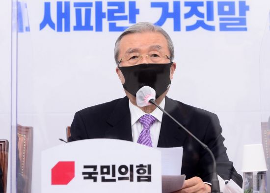김종인 국민의힘 비상대책위원장이 지난 23일 오전 서울 여의도 국회에서 열린 비상대책위원회의에서 발언하고 있다. / 사진=연합뉴스