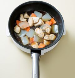 3. 물 1컵과 분량의 조림장 재료를 모두 넣어 센 불에 2분 정도 끓이다가 불을 약간 줄여서 곤약에 간이 배도록 7~8분 정도 조린다.