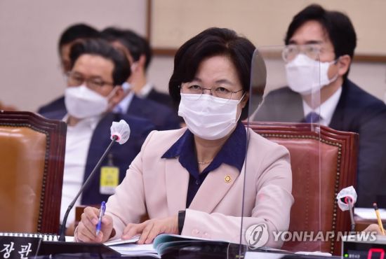 추미애 법무부 장관이 지난 9월23일 서울 여의도 국회에서 열린 국회 법제사법위원회 전체회의에서 질의에 답변하고 있다. [이미지출처=연합뉴스]