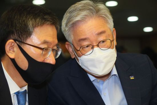 이재명 경기지사(오른쪽)가 지난 7월 23일 국회 의원회관에서 열린 '일본 경제보복 1년 소부장 기술독립 실현! 소부장 육성방안 경기도 정책토론회'에서 정성호 국회 예결위원장과 논의하고 있다. 사진출처 = 연합뉴스