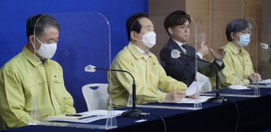 정세균 국무총리가 29일 오후 정부서울청사에서 긴급 기자 간담회를 열어 신종 코로나바이러스감염증(코로나19) 3차 대유행 상황과 관련한 방역 강화 조치를 발표하는 모습. 맨 왼쪽 남성이 박능후 보건복지부 장관.(이미지 출처=연합뉴스)