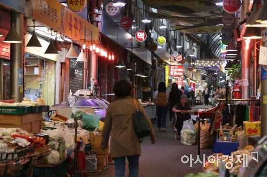 신종 코로나바이러스 감염증(코로나19) 사태에 따른 정부 긴급재난지원금 지급대상 10가구 중 9가구가 지원금을 신청해 수령을 완료했다. 행정안전부는 지난 4일부터 21일까지 지급된 긴급재난지원금 액수가 총 12조1068억원, 수령 가구는 1921만가구로 집계됐다고 22일 발표했다. 이날 서울 종로구 통인시장에서 시민들이 장을 보고 있다. /문호남 기자 munonam@