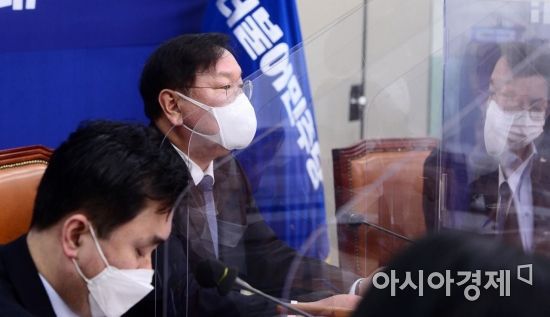 김태년 더불어민주당 원내대표가 30일 국회에서 열린 최고위원회의에 참석, 모두발언을 하고 있다./윤동주 기자 doso7@