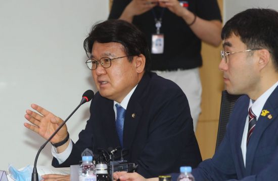 황운하 더불어민주당 의원이 지난 7월 국회 의원회관에서 열린 수사기관 감찰기구의 독립성 개선방안 토론회에서 인사말하고 있다./사진=연합뉴스