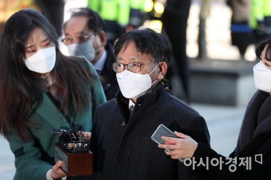 윤석열 검찰총장의 직무정지 처분에 대한 효력 집행정지 재판이 30일 서울행정법원에서 열렸다. 이날 추미애 법무부 장관의 법률 대리인인 이옥형 변호사가 법원으로 들어서고 있다. /문호남 기자 munonam@