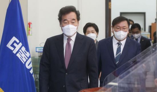 이낙연 더불어민주당 대표와 김태년 원내대표가 지난 11월2일 오전 서울 여의도 국회에서 열린 최고위원회의에 참석하고 있다. /연합뉴스