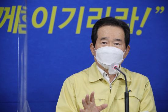 정세균 국무총리가 지난달 29일 오후 정부서울청사에서 긴급 기자 간담회를 열어 신종 코로나바이러스 감염증(코로나19) 3차 대유행 상황과 관련한 방역 강화 조치를 발표하고 있다. [이미지출처=연합뉴스]
