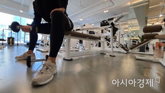 지난달 30일 인천 송도의 한 헬스장에서 운동 중인 회원. 헬스장은 1일 0시부터 개인 운동 외에 GX 운영이 금지됐다. 사진=송승윤 기자 kavv@