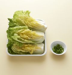 1. 연배추는 4등분하여 씻어 건지고 풋고추는 송송 썬다.