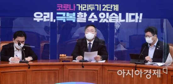 김태년 더불어민주당 원내대표가 2일 국회에서 열린 최고위원회의에 화상으로 참석, 모두발언을 하고 있다./윤동주 기자 doso7@