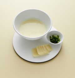 1. 부침가루에 물 1컵을 넣어 멍울지지 않게 잘 푼다. 구워먹는 치즈는 얇게 썰고 실파는 송송 썬다.