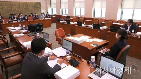 25일 국회에서 열린 문화체육관광위원회 전체회의에서 문화체육관광부와 문화재청 결산안에 대한 질의가 코로나19 확산 방지를 위해 질의하는 더불어민주당 이병훈 의원과 다음 차례 질문을 할 미래통합당 이용 의원만 자리에 남고 나머지 의원들은 회의장을 나간 가운데 시작되고 있다./윤동주 기자 doso7@