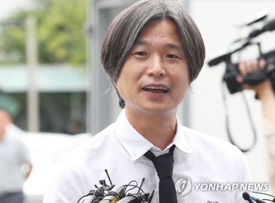 '나는 꼼수다' 멤버 주진우 기자. 주 기자는 최근 자신이 진행하는 라디오 방송에서 추미애 법무부 장관에 대한 비판적 견해를 전했다는 이유로 일부 문재인 대통령 지지자들로부터 거센 비판을 받았다. / 사진=연합뉴스