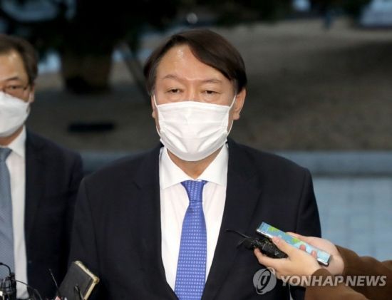 윤석열 검찰총장이 지난 1일 오후 서울 서초구 서초동 대검찰청으로 출근하며 취재진 질문에 답하고 있다. / 사진=연합뉴스