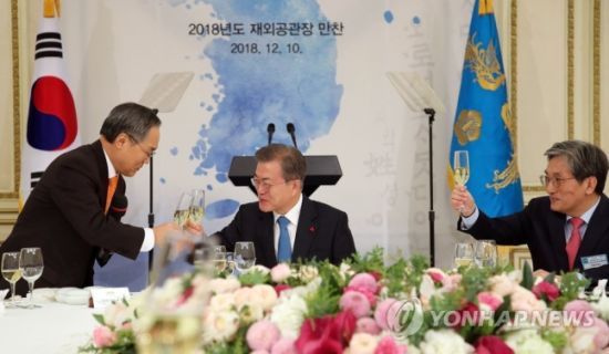 문재인 대통령이 2018년 열린 재외 공관장 만찬에서 우윤근 주러대사와 건배하고 있다.<이미지:연합뉴스>